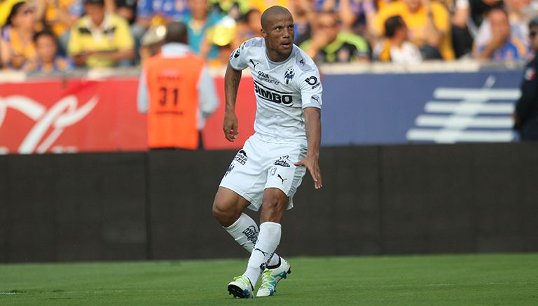 Carlos Sánchez, en partido con Monterrey