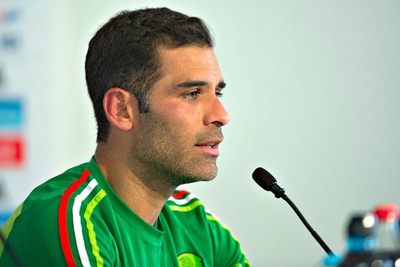 Rafa Márquez contestando a las preguntas de los medios