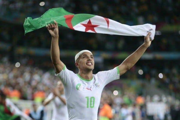 Sofiane Feghouli sostiene una bandera de su país