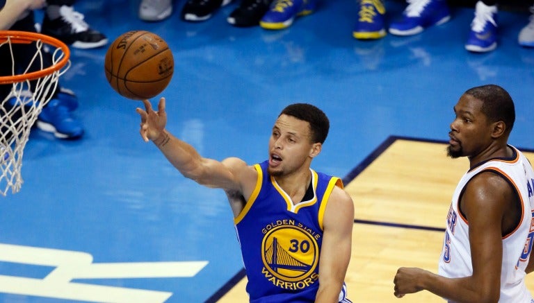 Curry intenta una canasta en el juego 4 de la serie