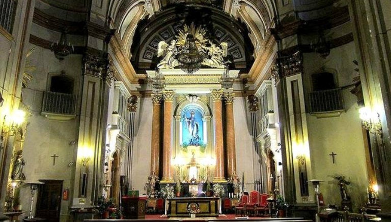 Interior de iglesia de San Antón