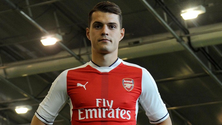 Granit Xhaka posa con la indumentaria del Arsenal