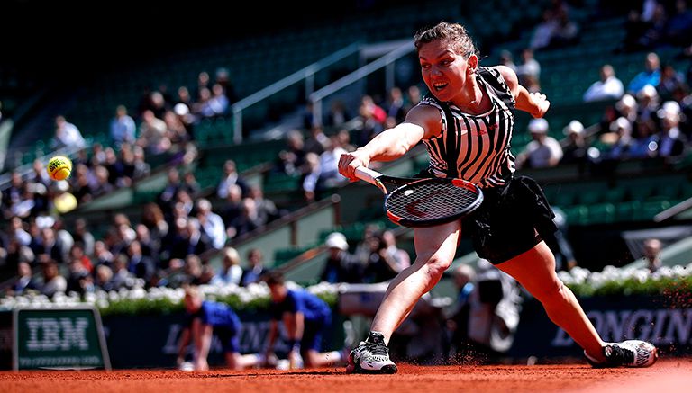 Simona Halep devuelve una pelota a su rival Zarina Diyas