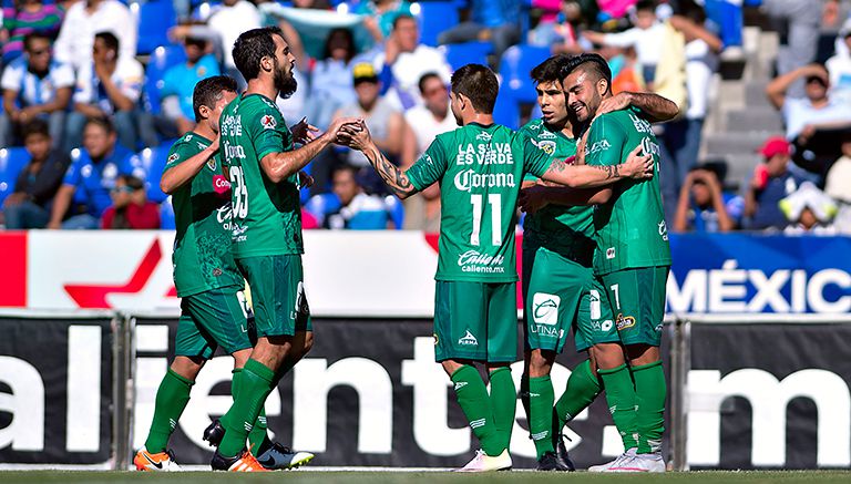 Los jugadores de Jaguares se felicitan durante un gol