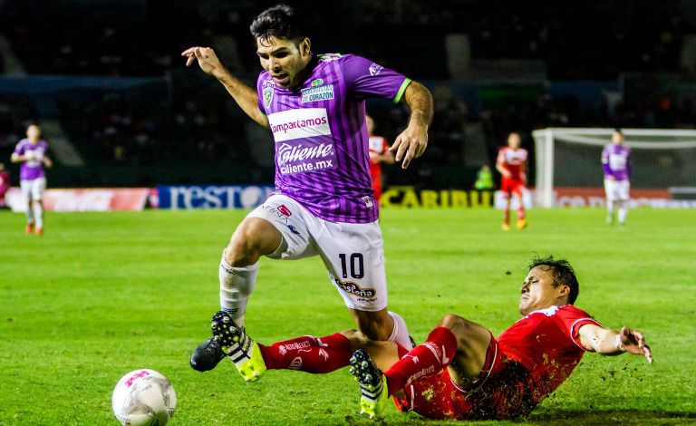 Silvio Romero y Aarón Galindo en un partido del C2016