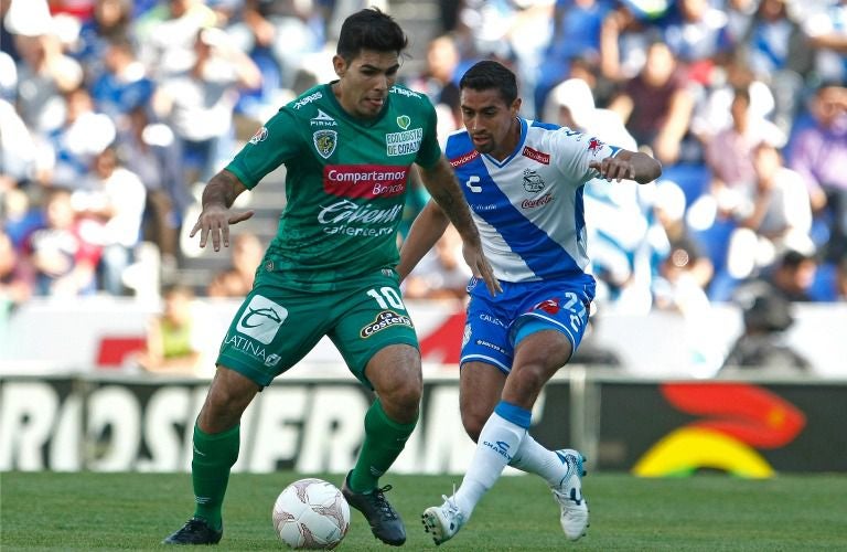 Silvio Romero y Patricio Araujo en un partido entre Jaguares y Puebla