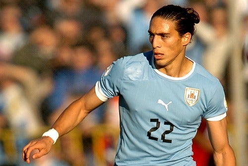 Martín Cáceres disputando un partido con la Selección de Uruguay