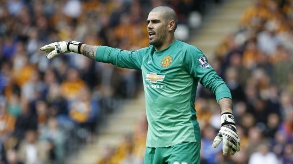 Víctor Valdés en partido con el Manchester United