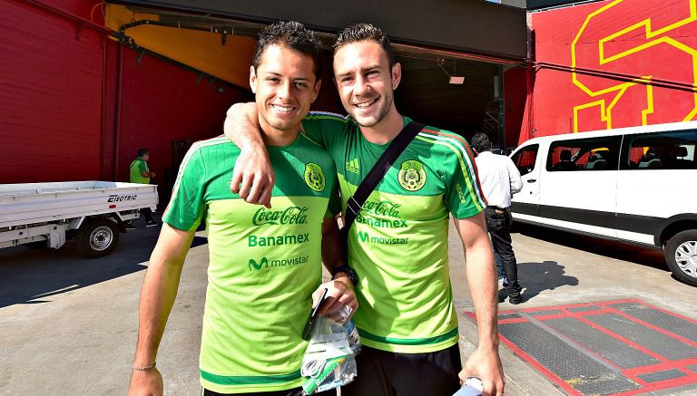 Javier Hernández y Miguel Layún durante una concentración con el Tri en 2015