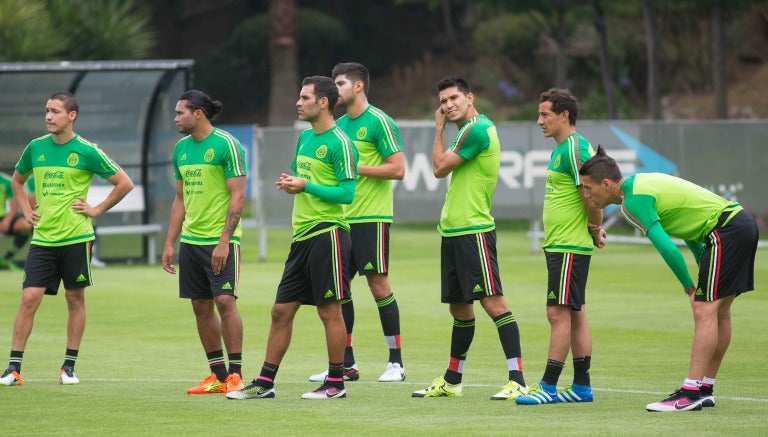 Los jugadores de la Seleccion Mexicana entrenando