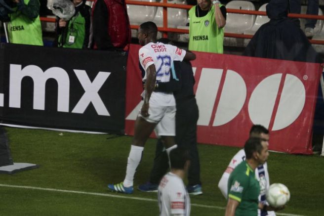 Murillo es auxiliado para abandonar la cancha