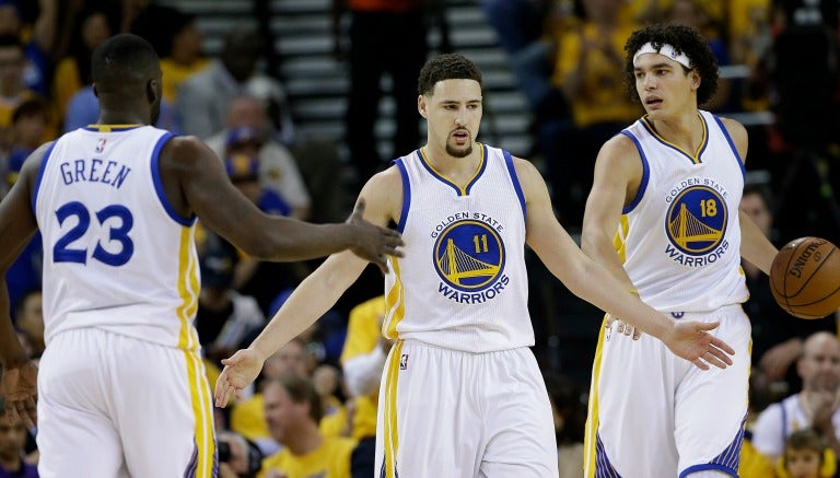 Klay Thompson festeja con sus compañeros el triunfo de ls Warriors