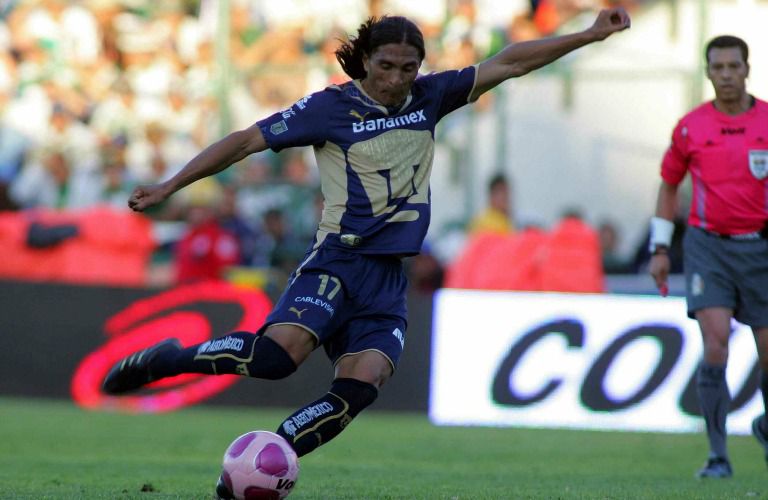 Francisco Palencia golpea el balón con Pumas en 2009