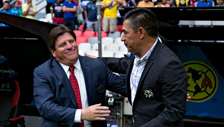 Nacho Ambriz saluda a Miguel Herrera en un partido