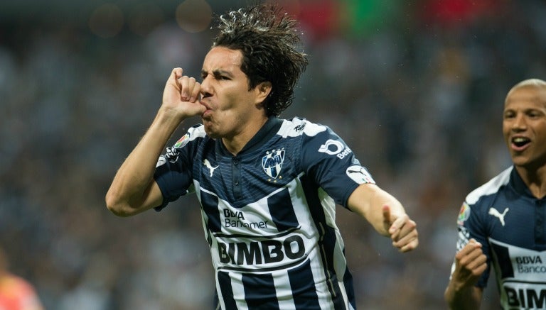 Efraín Juárez festejan un gol con la playera del Monterrey