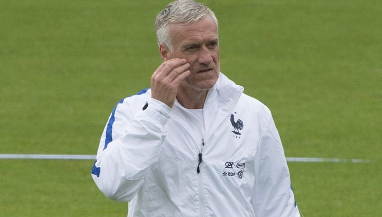 Deschamps dirige una práctica de Francia