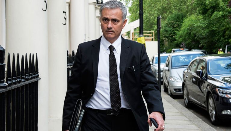 Mourinho camina por las calles de Manchester