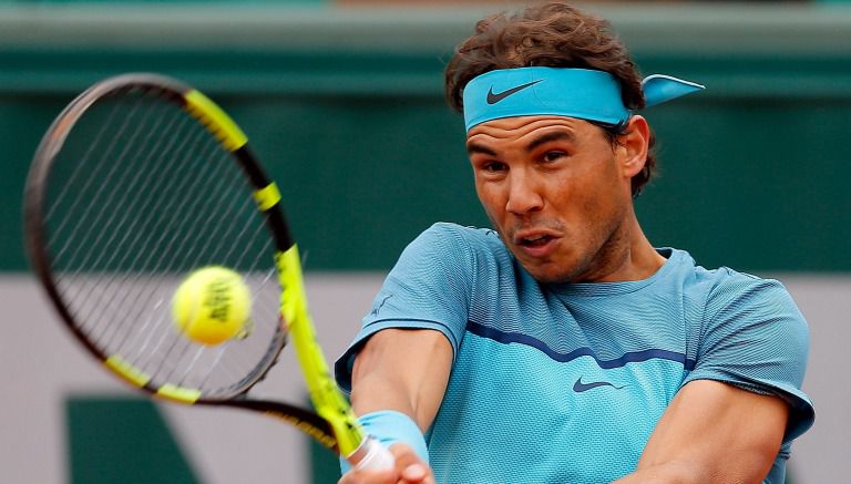 Nadal golpea la bola durante la primera ronda de Roland Garros