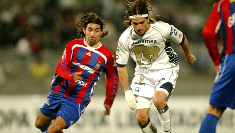 Bruno Marioni en un partido con Pumas en la Copa Libertadores en 2006