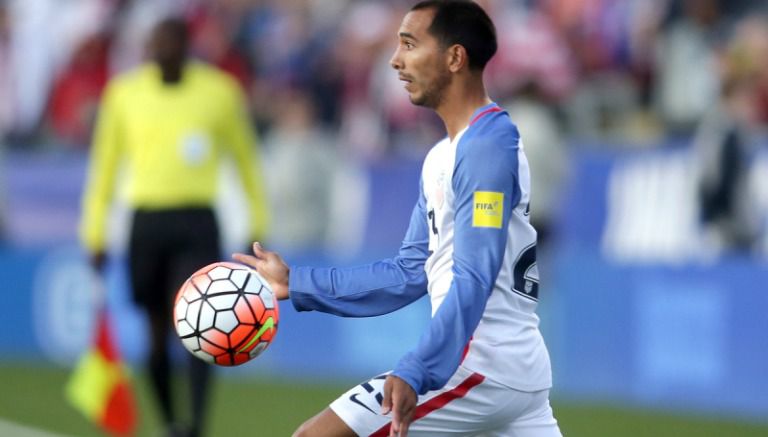 Castillo controla un balón en un partido con su selección