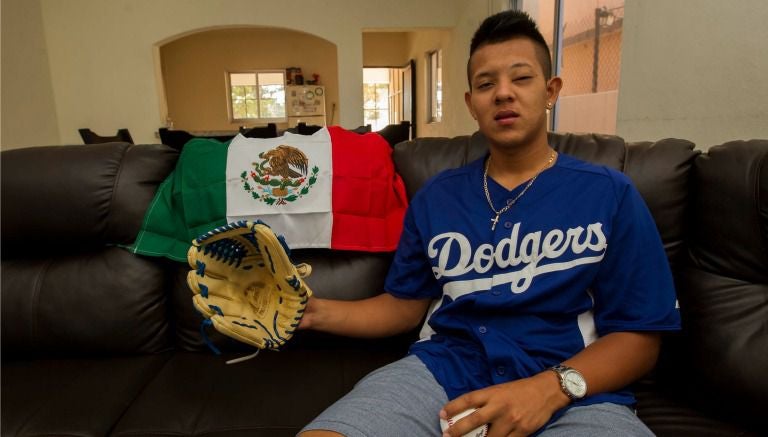 Julio Urías recibió a RÉCORD en su casa en 2015