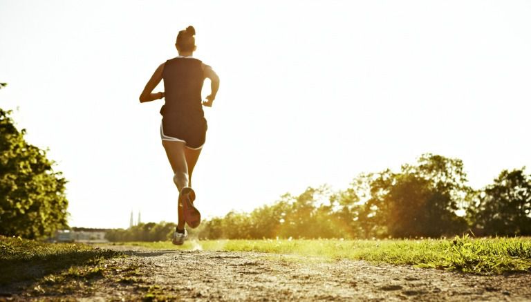 Una corredora entrena con los rayos del sol