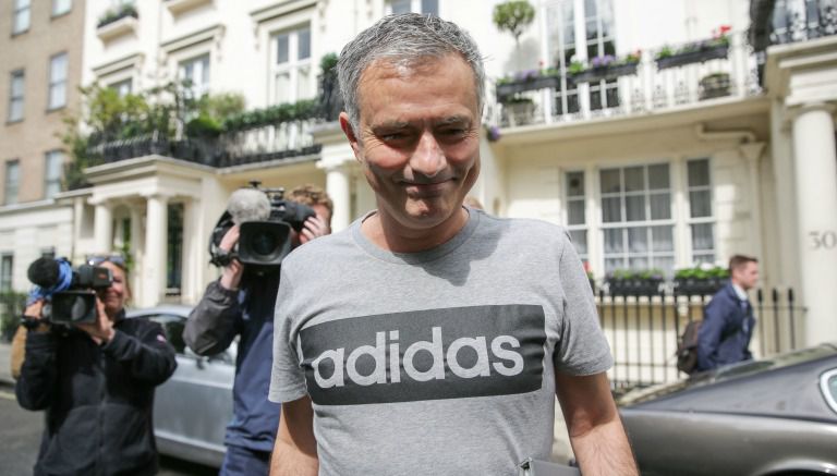 Mourinho sale de su resedencia en Londres