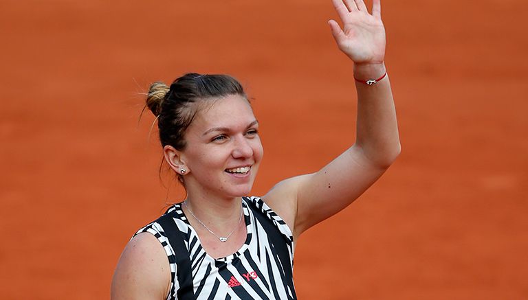 Simona Halep saluda a la afición tras vencer a Osaka