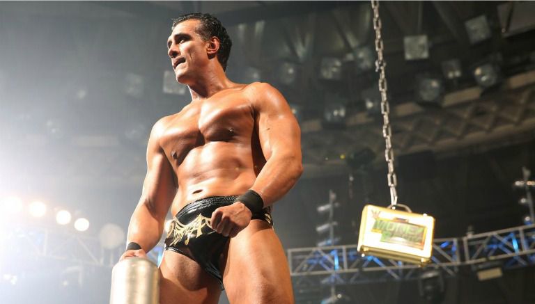 Alberto Del Río festeja tras la lucha contra Zack Ryder