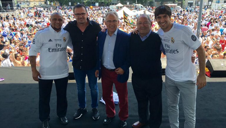 Raúl posa con Roberto Carlos y otros exmadridistas