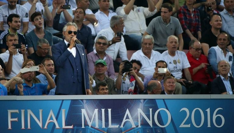 Andrea Bocelli interpreta el himno de la Champions