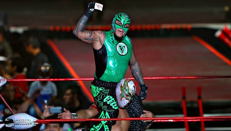 Rey Misterio durante una lucha