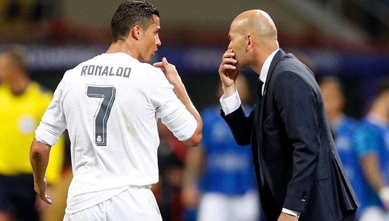 CR7 y Zidane dialogan sobre el campo