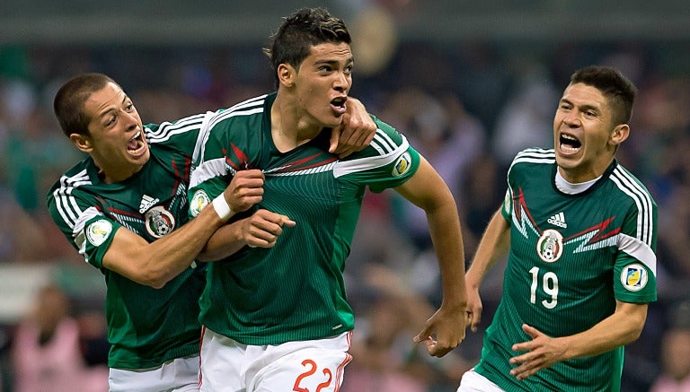 Raúl Jiménez celebra su golazo de chilena frente a Panamá en 2013