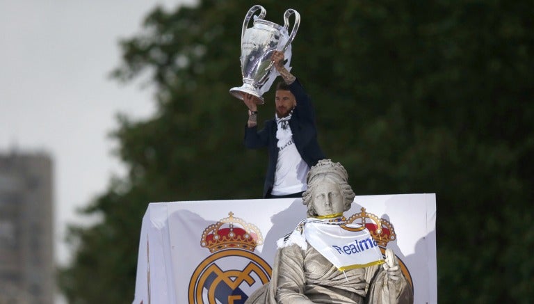 Sergio Ramos junto a la fuente de Las Cibeles alzando la Copa