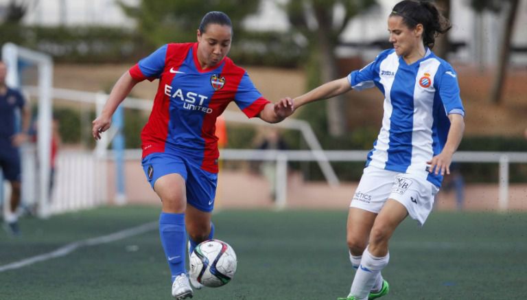 Charlyn Corral conduce el esférico durante el partido contra el Oviedo