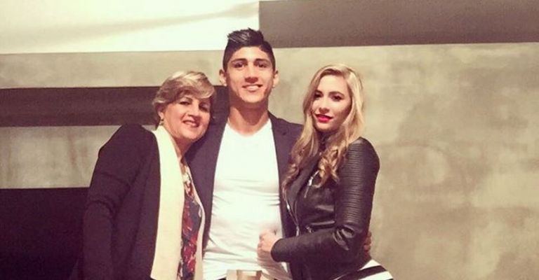 Alan Pulido junto a su mamá y su novia, Ileana Salas