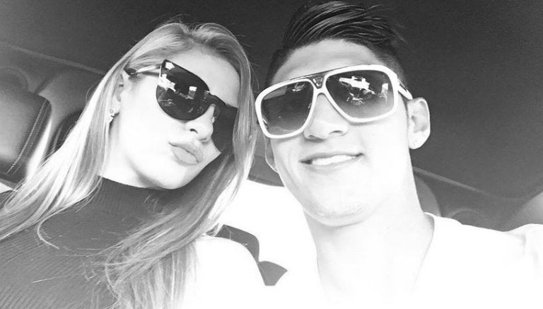 Pulido se toma una selfie junto a su novia