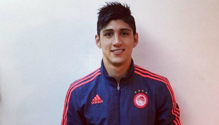 Alan Pulido posa para una sesión con Olympiacos