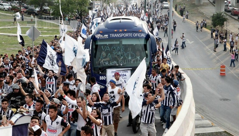 Camión de Rayados acompañado por la gente regia