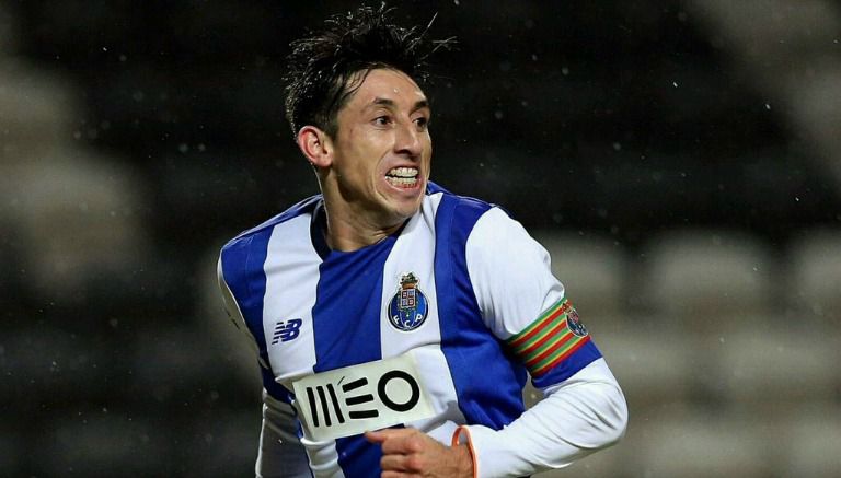 Héctor Herrera en un partido con el Porto