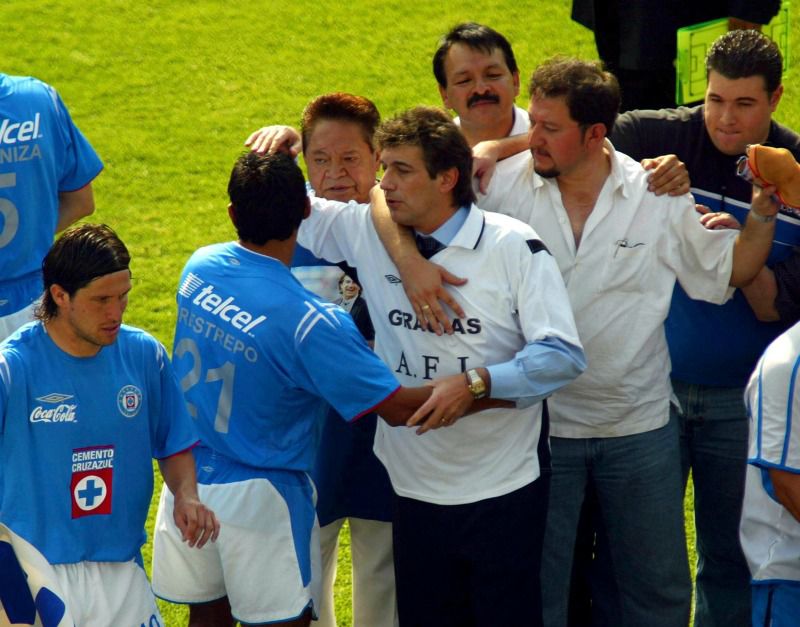 Romano es saludado por jugadores tras su rescate