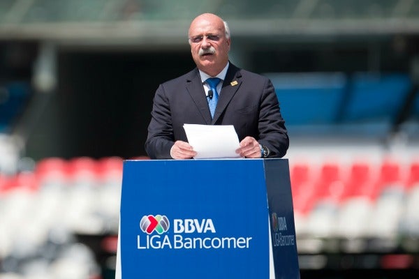 Enrique Bonilla en un evento en el estadio Azteca