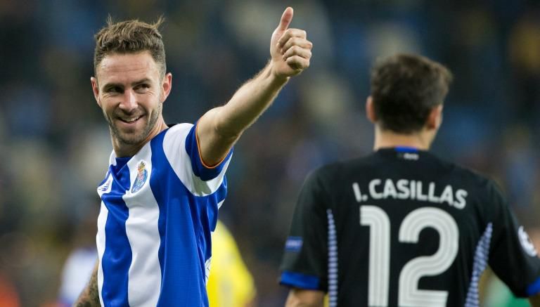 Miguel Layún celebra un gol con el Porto