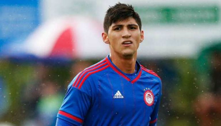 Alan Pulido en un partido de Olympiacos