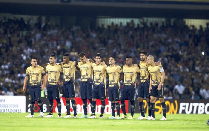 Jugadores de Pumas durante tanda de penaltis de Libertadores