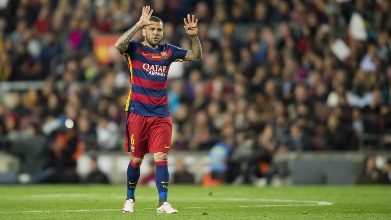 Alves durante un partido con el Barcelona