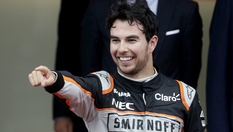 Checo Pérez festeja tras lograr el podio en Mónaco