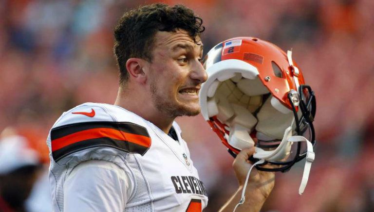 Johnny Manziel durante un partido de los Browns