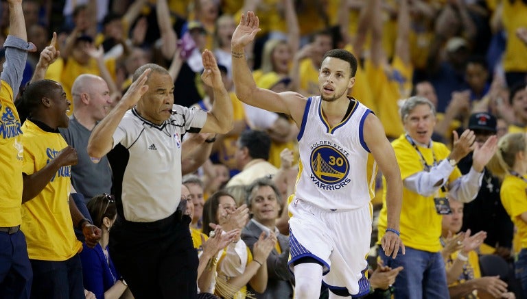 Stephen Curry celebra la victoria de su equipo